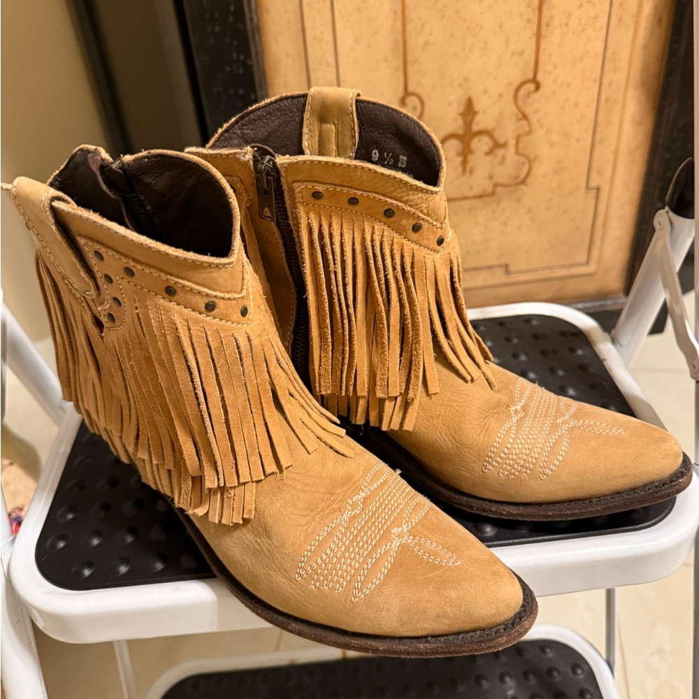 Yippee Ki Yay Old Gringo 9 1/2 banana beige  fringe women’s western low boots.